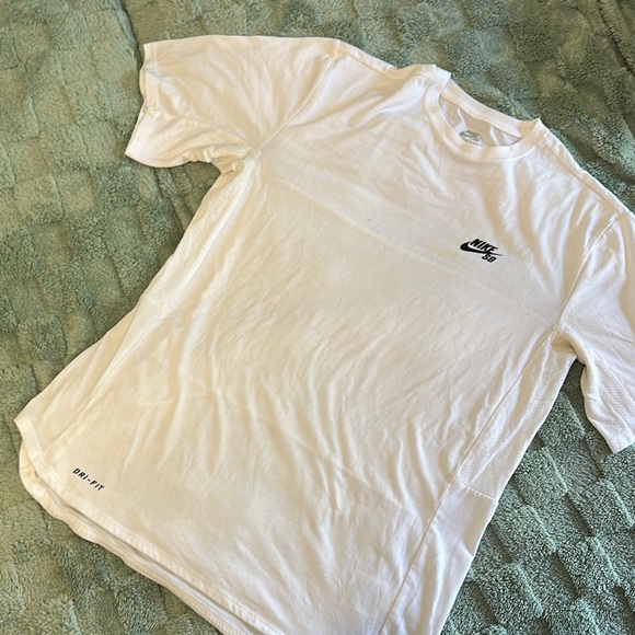 Nike White Crew Neck Short Sleeve Tee - Picture 1 of 10